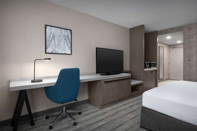 1 KING MOBILITY/HEARING ACCESSIBLE W/ BATHTUB