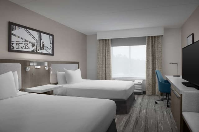 2 QUEEN BEDS