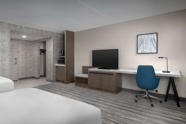 2 QUEEN MOBILITY/HEARING ACCESSIBLE W/BATHTUB