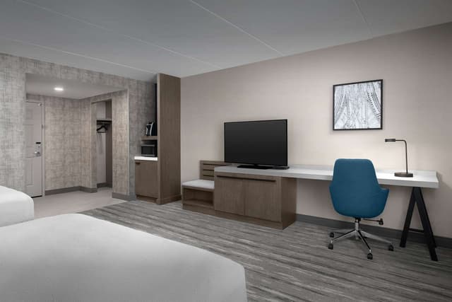 2 QUEEN MOBILITY/HEARING ACCESSIBLE W/BATHTUB