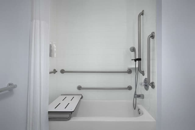 2 QUEEN MOBILITY/HEARING ACCESSIBLE W/BATHTUB