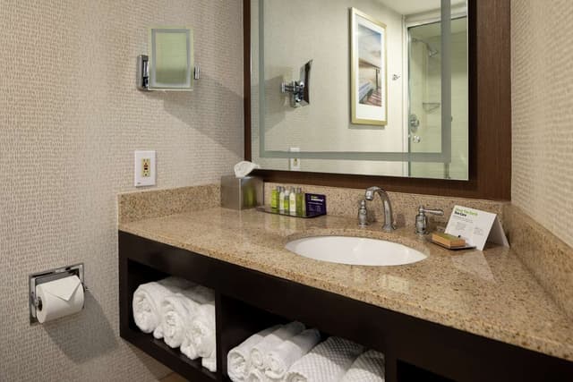 1 KING BED - PREMIUM FLOOR