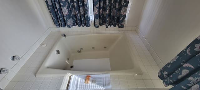 Deluxe Room, 1 Queen Bed, Jetted Tub