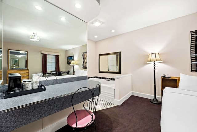 Suite, 1 King Bed, Non Smoking, Jetted Tub