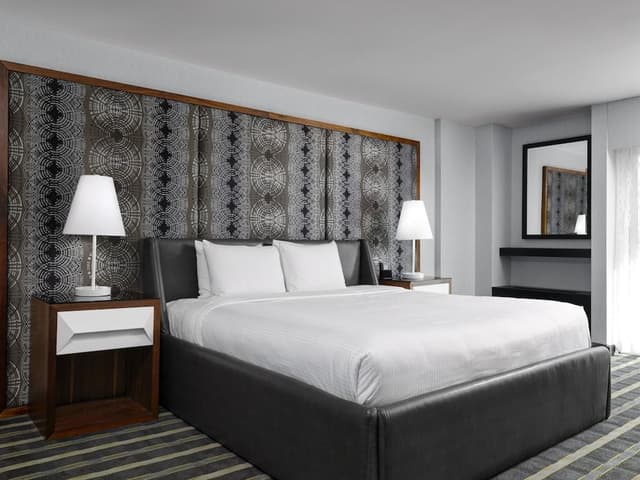 Luxury Suite, 1 King Bed, Balcony