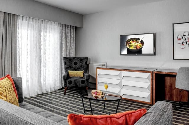 Luxury Suite, 1 King Bed, Balcony, Pool View