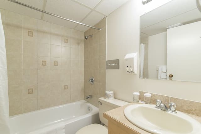 One Bedroom Loft, Queen, 2 Doubles