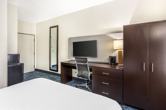 Standard Room, 1 Queen Bed, Accessible, Non Smoking