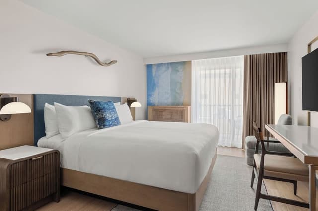 Room, 1 King Bed, Balcony, Partial Ocean View (Balcony)