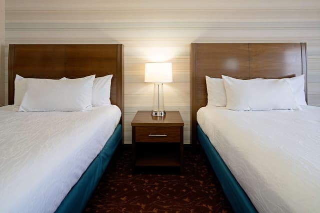 2 QUEEN BEDS