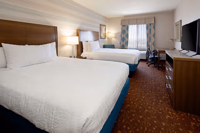2 QUEEN BEDS