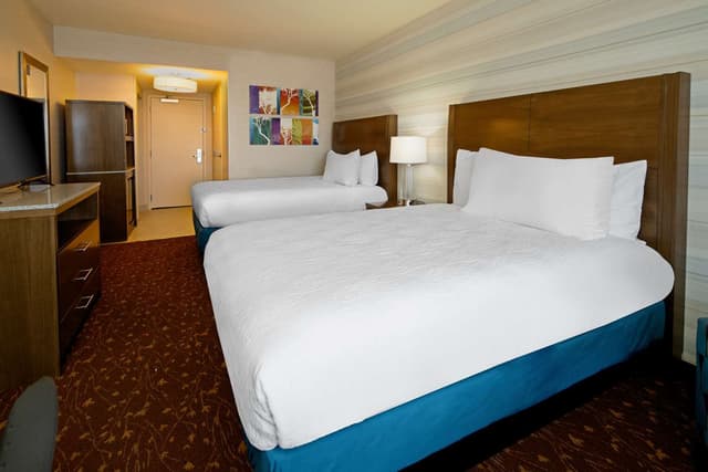 2 QUEEN BEDS