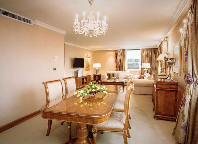 PRESIDENTIAL SUITE WITH LOUNGE