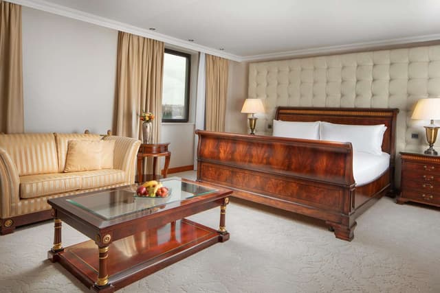 PRESIDENTIAL SUITE WITH LOUNGE