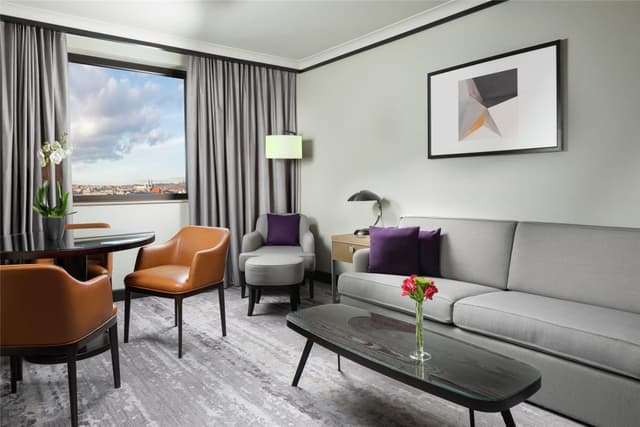 KING EXECUTIVE SUITE WITH SEPARATE LOUNGE