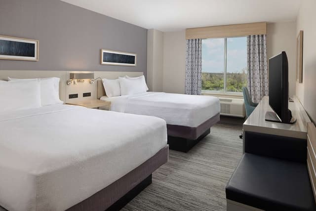 2 DOUBLES PREMIUM W/IN-ROOM DRINKS-SNACKS