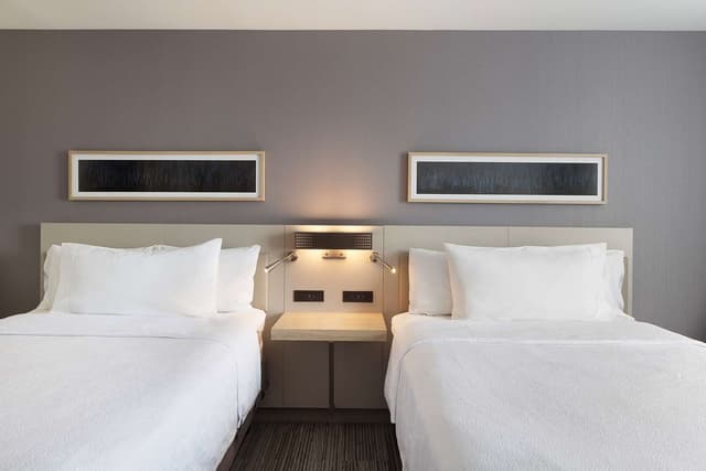 2 DOUBLES PREMIUM W/IN-ROOM DRINKS-SNACKS