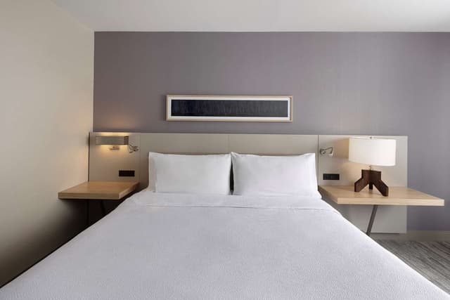 1 QUEEN BED