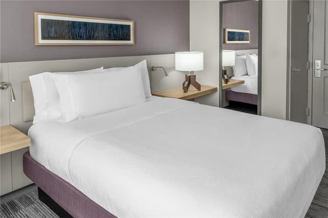 1 QUEEN BED