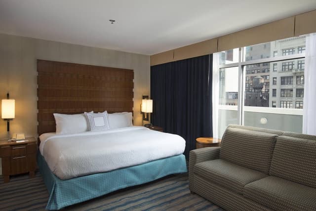 1 Bedroom Suite, 1 King, Sofa bed, Skyline view, Balcony