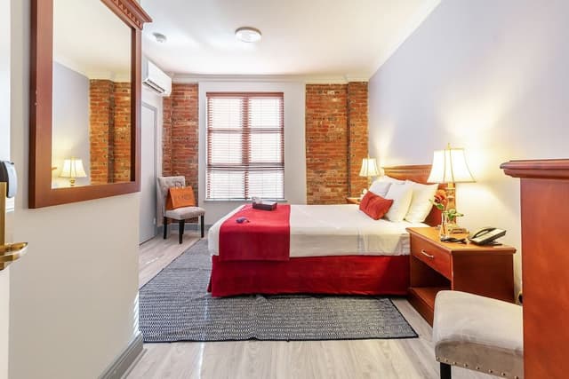 One Queen Bed, Standard