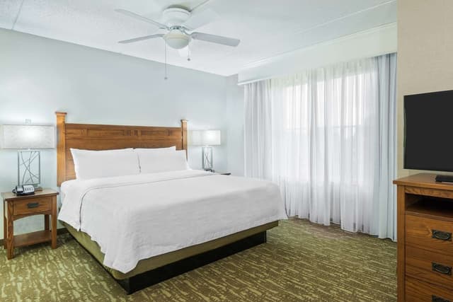 1 KING BED STUDIO SUITE NONSMOKING