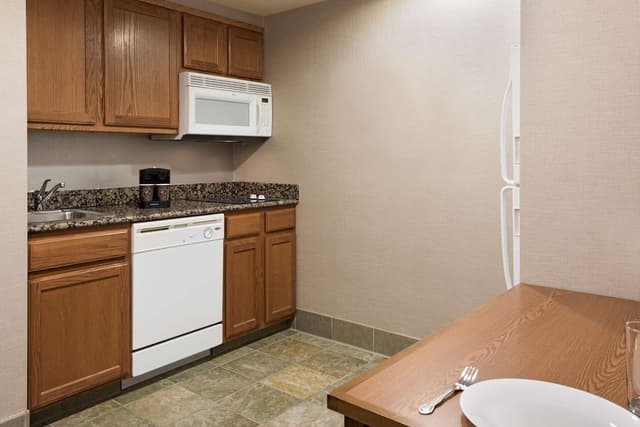 1 KING BED STUDIO SUITE NONSMOKING