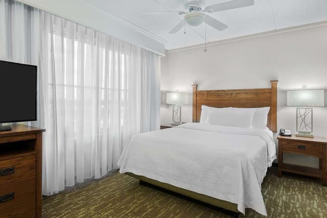 1 QUEEN BED STUDIO SUITE NONSMOKING