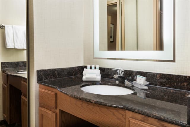 2 QUEEN BEDS 1 BEDROOM SUITE NONSMOKING