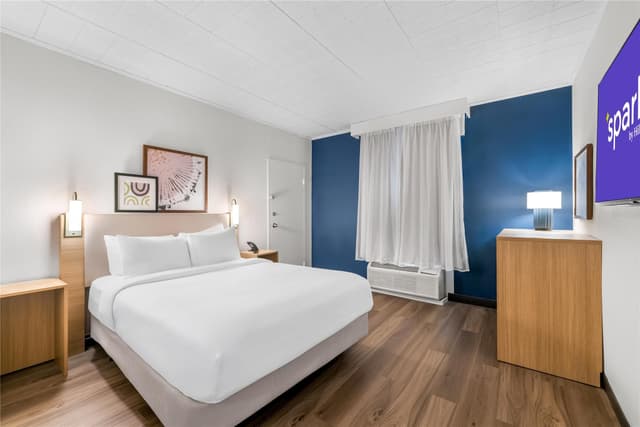 1 KING BED HEARING ACCESSIBLE