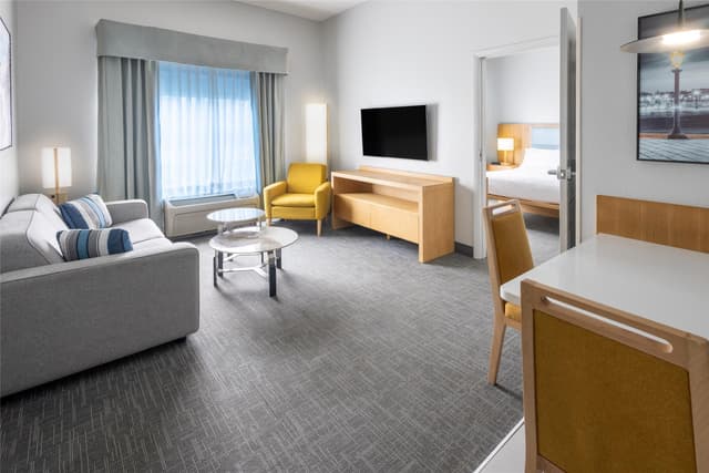 1 KING BED 1 BEDROOM SUITE NONSMOKING