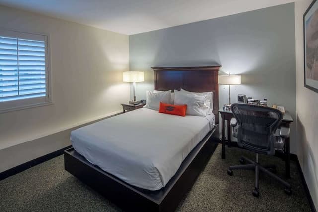 Deluxe Room, 1 Queen Bed, Accessible, Non Smoking (Mobility)