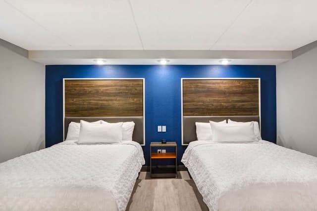 2 QUEEN BEDS