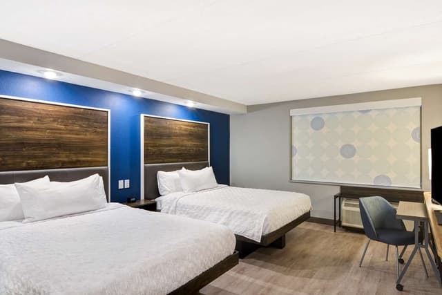 2 QUEEN BEDS