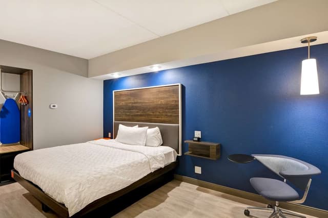 1 KING HEARING ACCESSIBLE ROOM