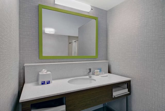 2 QUEENS MOBILITY/HEARING ACCESS TUB NOSMOK