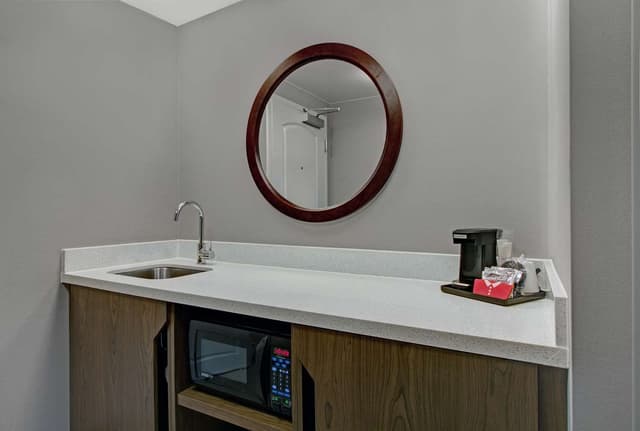 1 KING BED STUDIO SUITE NONSMOKING