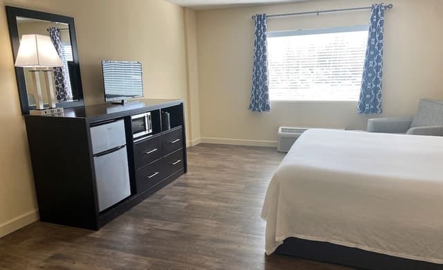 Standard Room, 1 King Bed