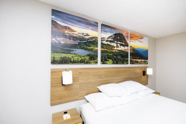 Room, 1 King Bed, Non Smoking (Modern)