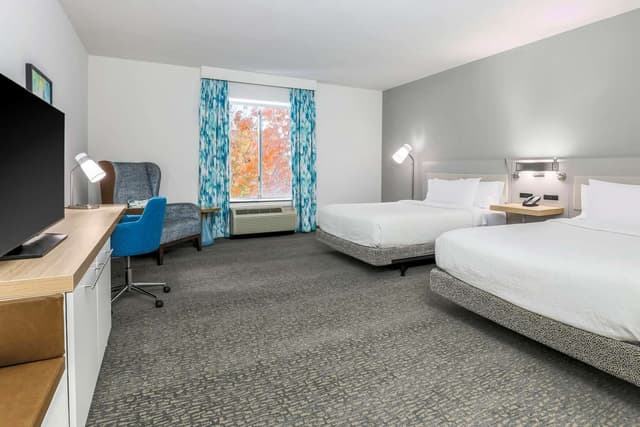 2 QUEEN BEDS