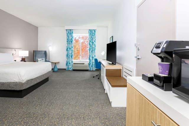 1KING SUITE MOBILITY/HEARING ACCESS RI SHOWER
