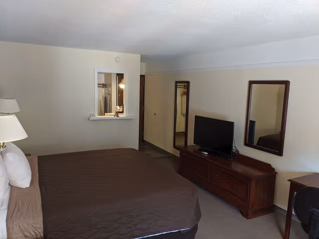Suite, 1 King Bed, Non Smoking, Patio