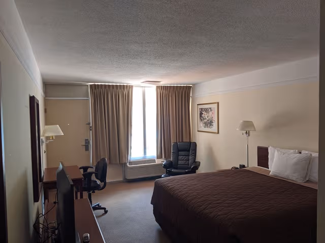 Suite, 1 King Bed, Non Smoking, Patio