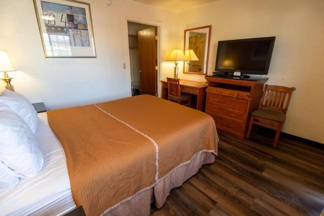 Queen Bed Accessible Non-Smoking