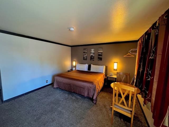 Royal Room, 1 King Bed, Non Smoking, Private Bathroom