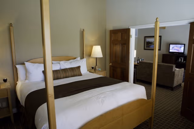 Suite, 1 King Bed, River View, Ground Floor