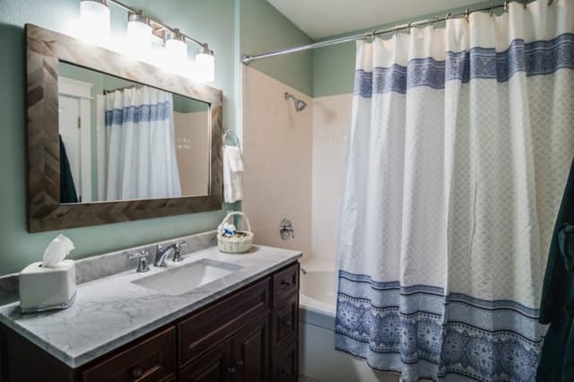 Room, Private Bathroom (Oliver #320)