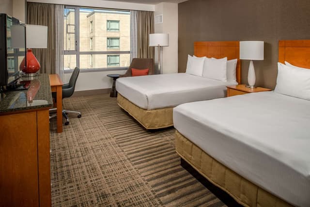2 QUEEN BEDS
