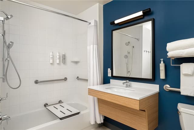 2 QUEEN BEDS MOBILITY ACCESSIBLE WITH BATHTUB