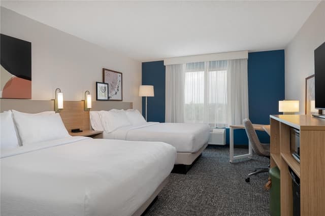 2 QUEEN BEDS HEARING ACCESSIBLE